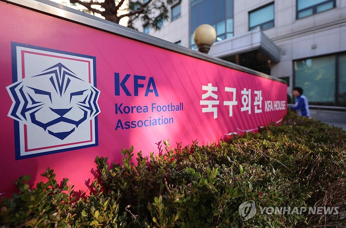 (LEAD) Seoul court grants injunction to halt election for nat'l football chief