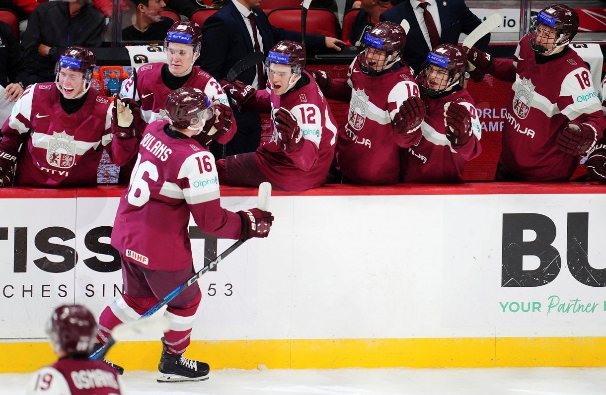 Latvia's hockey juniors go down fighting against Sweden