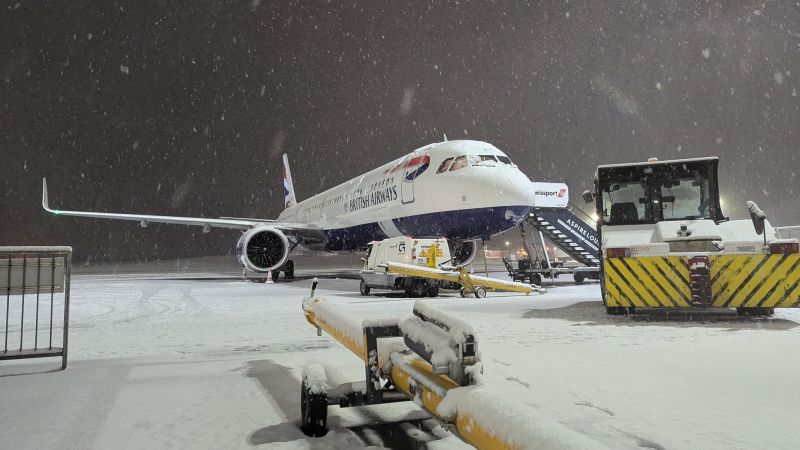 Heavy snow disrupts flights in the UK and Germany