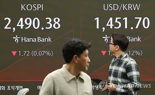 Seoul shares up late Wed. morning on tech gains