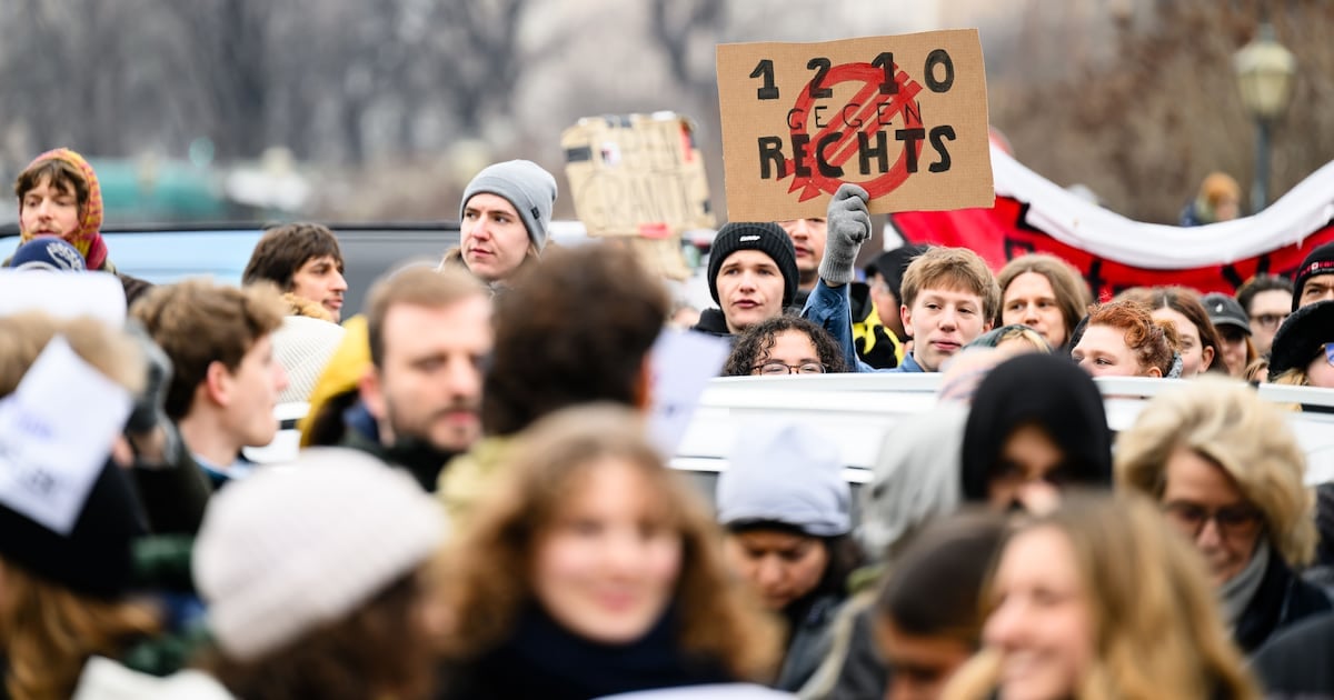 Angry Austrian protests as far-right leader begins coalition talks