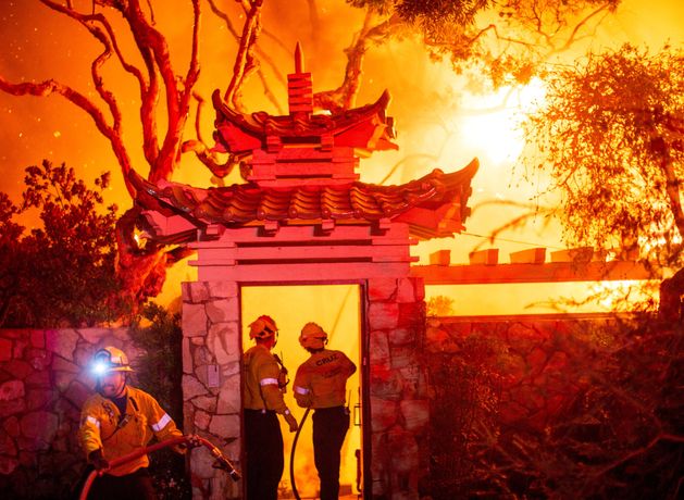 LA wildfires: Blaze worst in west coast history as 10 confirmed dead and 180,000 people evacuated 