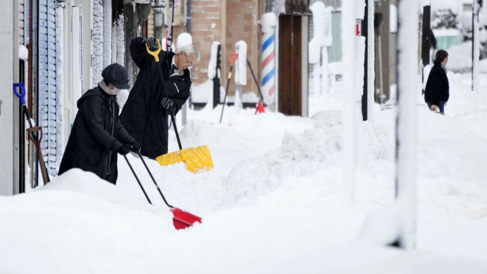 Heavy snow hits north, west Japan, 100 vehicles temporarily stranded