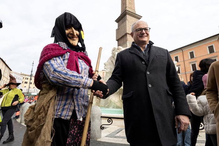 Befana rides into Piazza Navona