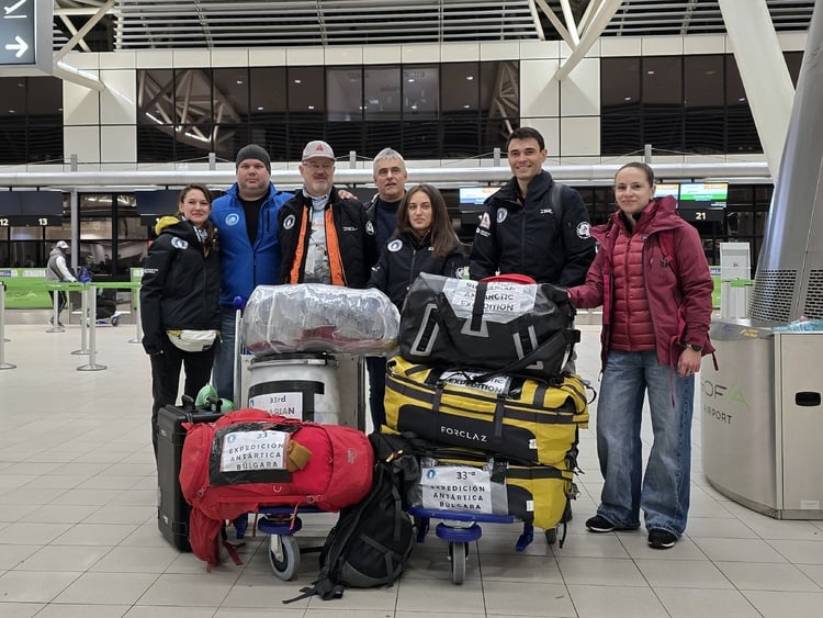 Third Group of 33rd Bulgarian Antarctic Expedition Leaves for Livingston Island