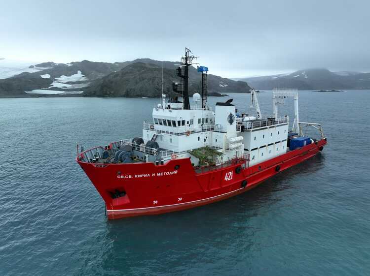 Bulgarian Naval Research Vessel Delivers Equipment to Spanish Antarctic Base on Deception Island