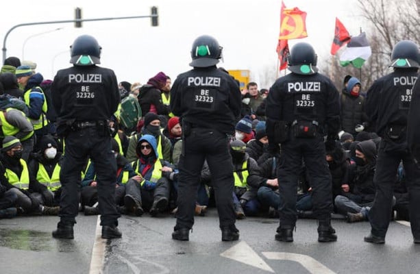 'No to Nazis': Protests delay start of German far-right party's key meeting