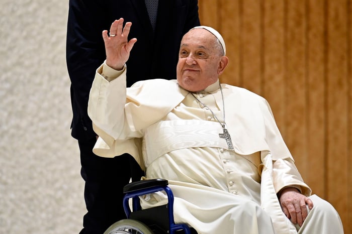 Pope pays surprise visit to Fondazione Roma